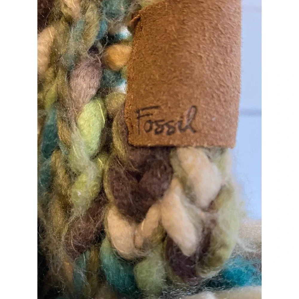 Fossil scarf pompom